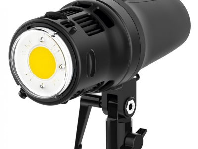 Bateriové LED světlo s kapacitou 240 minut a odolností proti živlům.